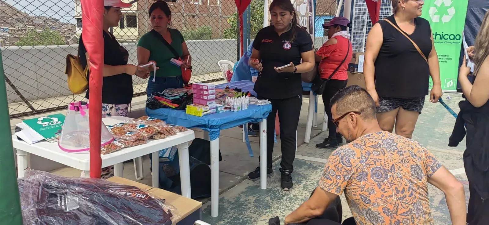 Interior vacío de una furgoneta moderna con paredes grises, suelo negro y una encimera de madera en la parte trasera.