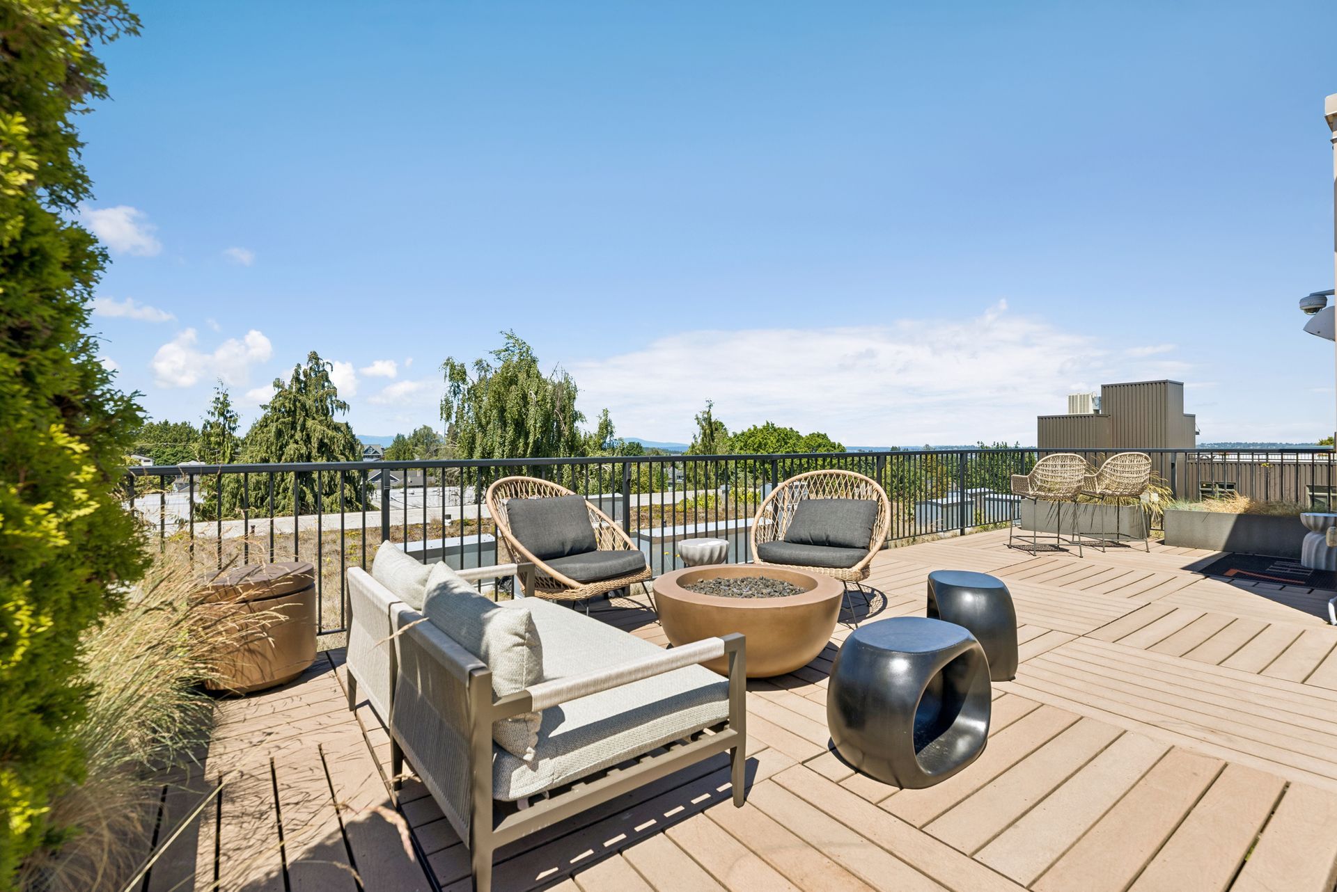 rooftop deck at 7 hills apartments at the queen anne collection