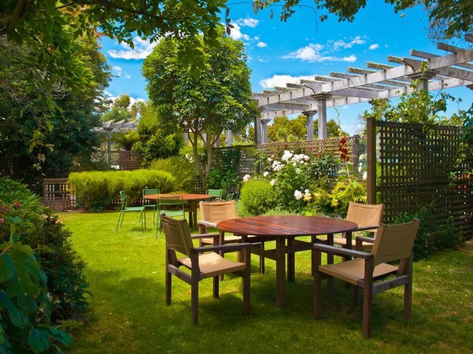 giardino con set di sedie e tavolo in legno