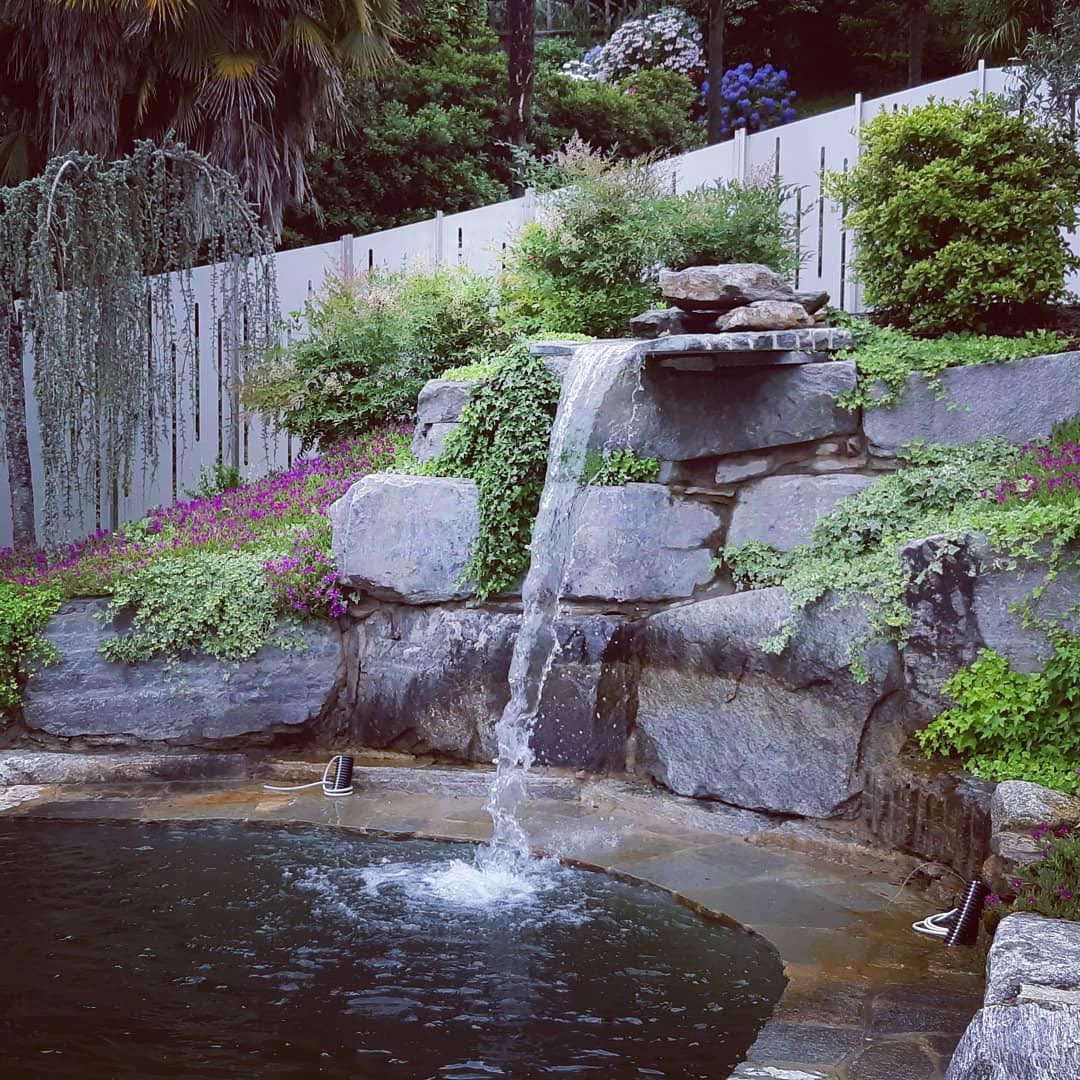 giardino con due sdraio