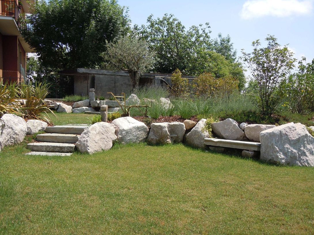 ampio giardino con prato, alberi e fiori