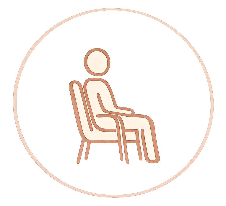 Icône minimaliste représentant une personne assise sur une chaise à l'intérieur d'un cercle, avec un contour beige.