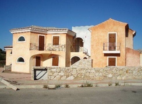 Edifici a due piani color pesca e marrone chiaro 