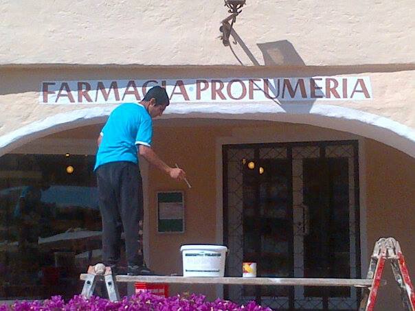 Uomo che dipinge le lettere
