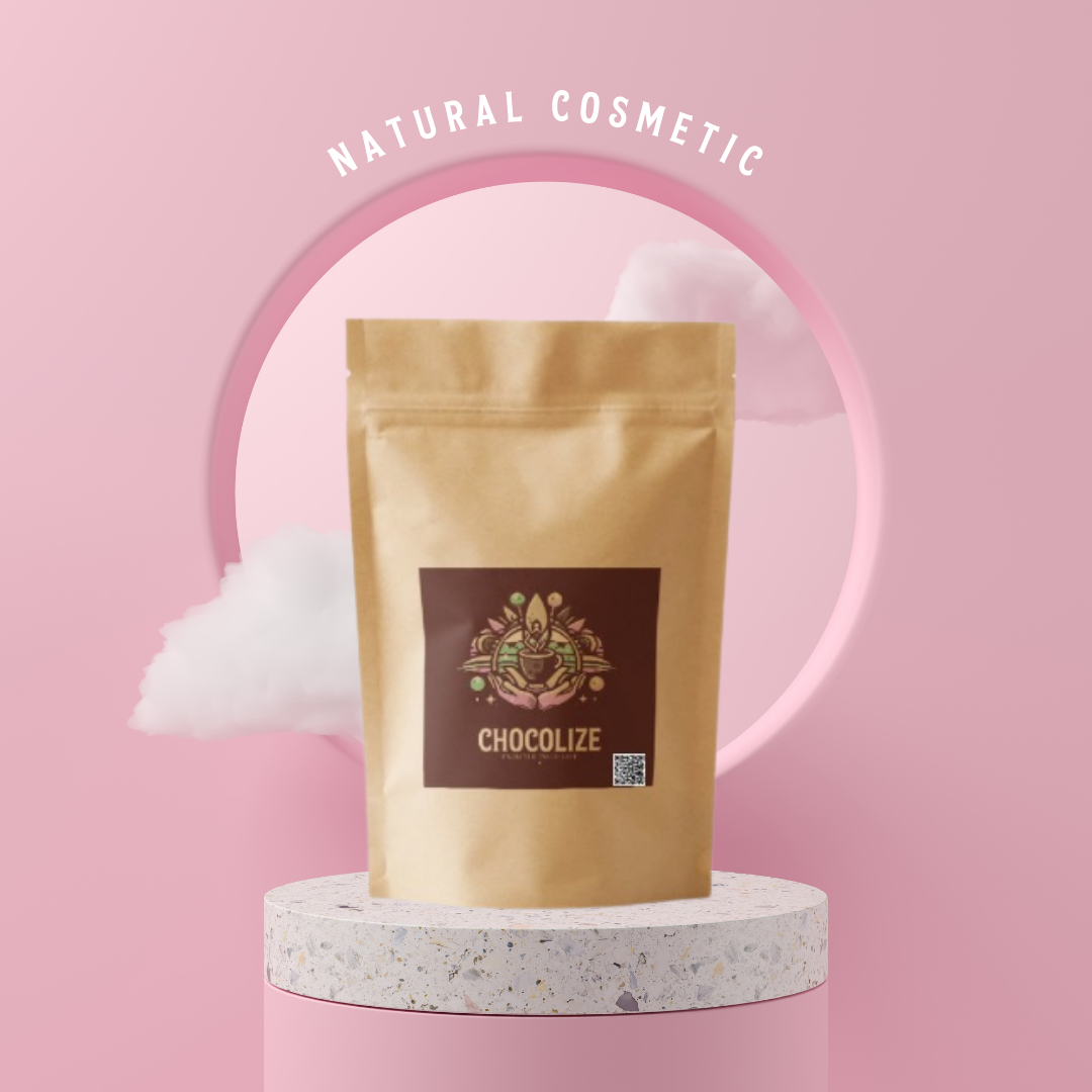Gouden make-uptasje op een roze voetstuk tegen een pastelroze achtergrond met de tekst "Natural Cosmetic".