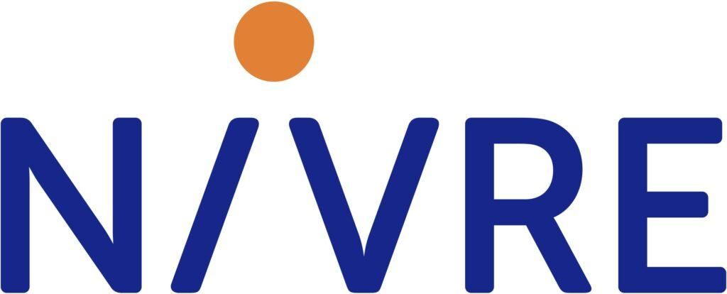 N/VRE-logo met donkerblauwe letters en een oranje stip boven de V.