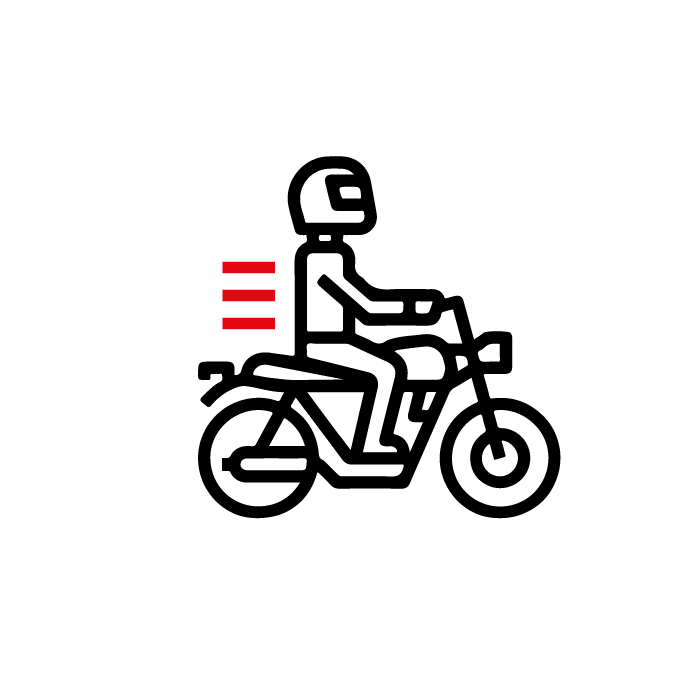 Motorrijder op een motor met rode bewegingslijnen op een witte achtergrond.