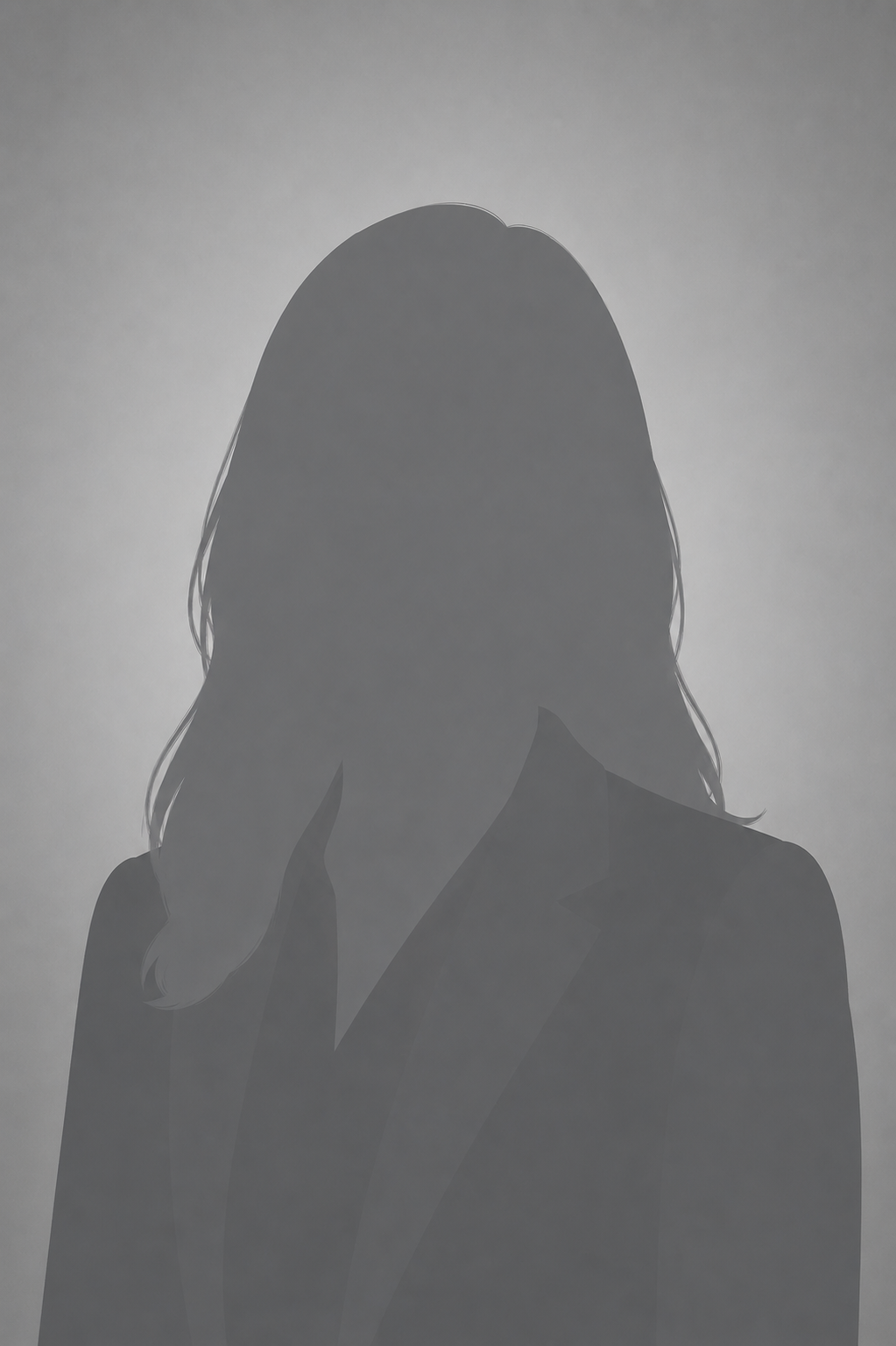Silhouet van een persoon met lang haar in een blazer tegen een lichtgrijze achtergrond.