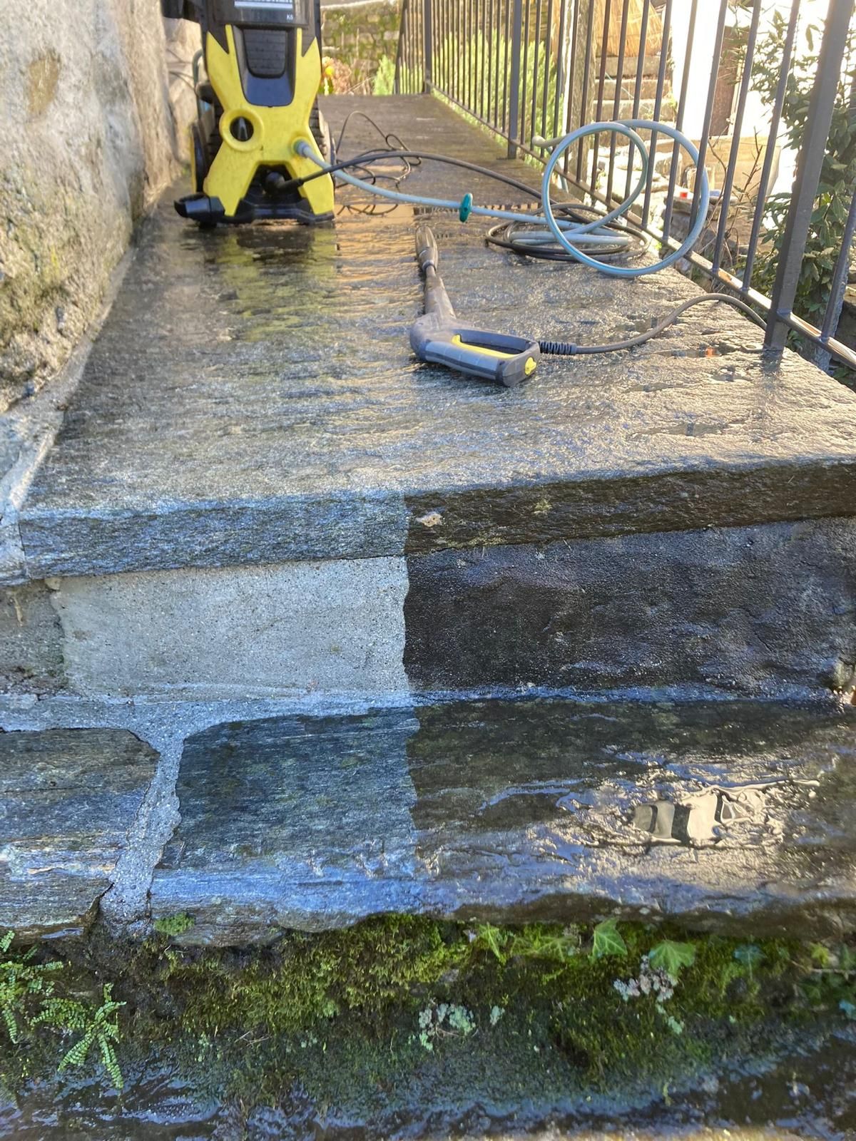 Viene utilizzata un'idropulitrice per pulire una passerella in pietra.