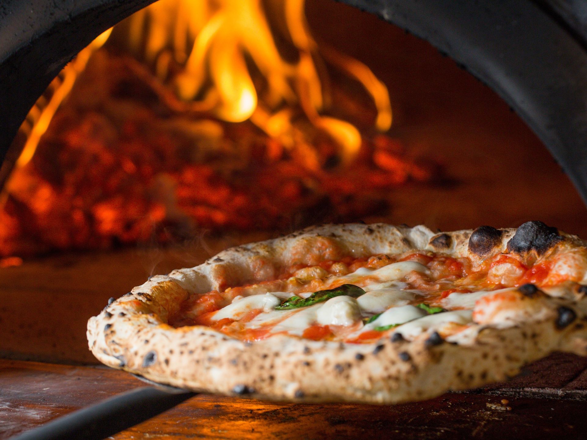 Si sta cuocendo una pizza nel forno a legna