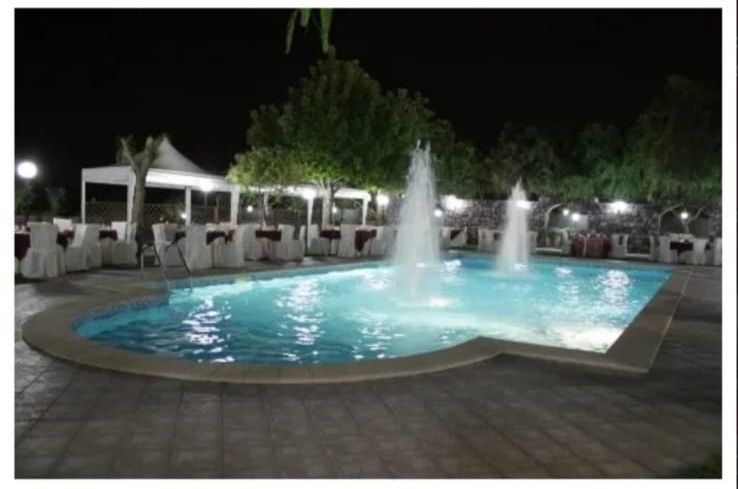 piscina di notte