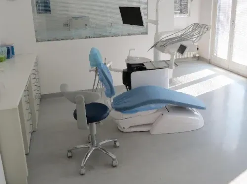 studio con moderni riuniti, sedie, attrezzature, strumenti e microscopio utilizzato dai dentisti