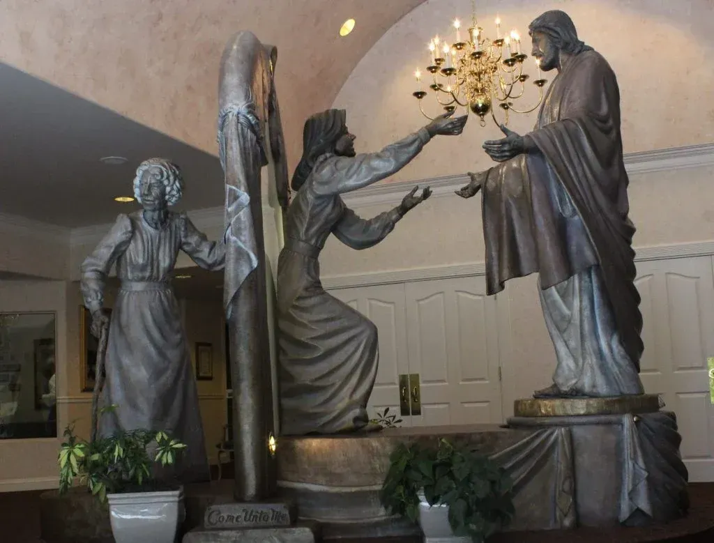 A statue of jesus is surrounded by other statues