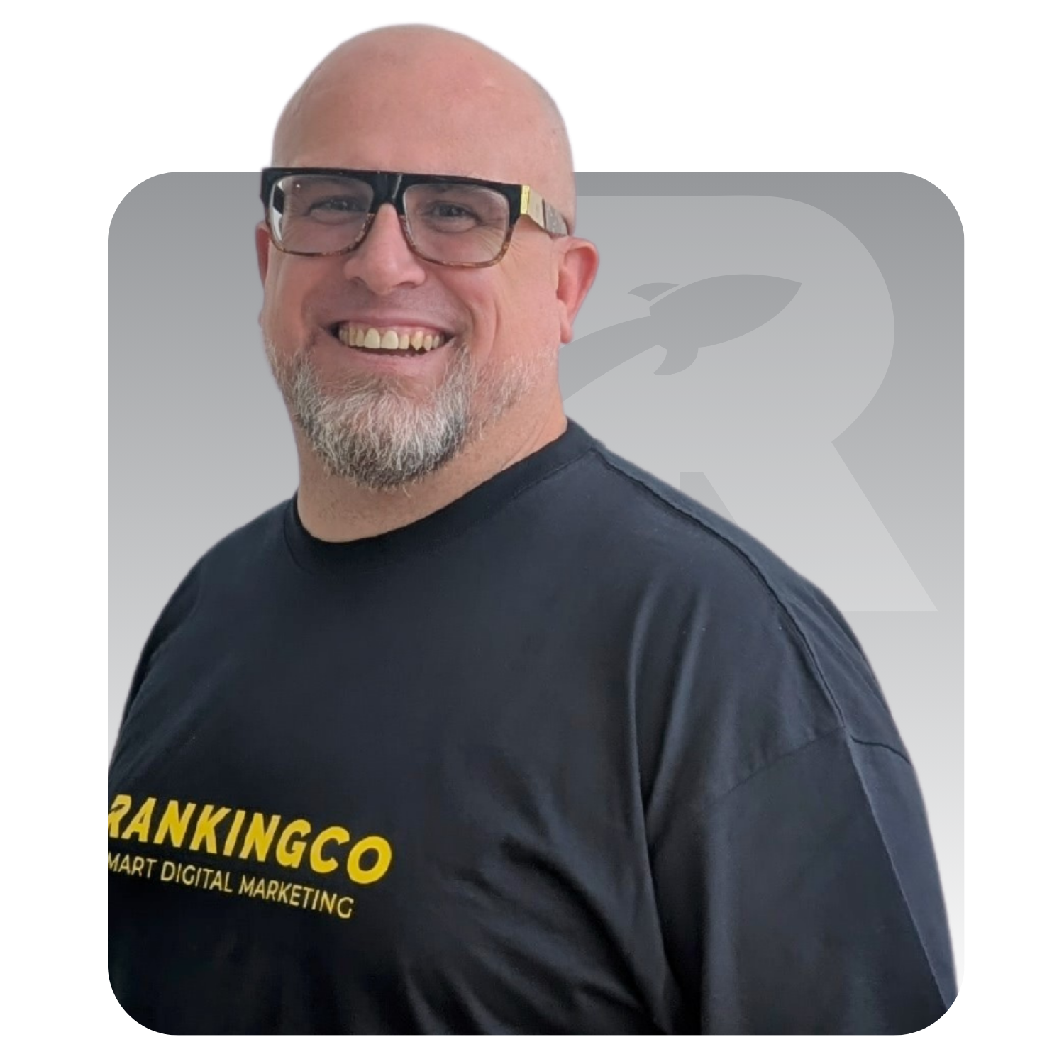 A man wearing a black shirt that says rankingco