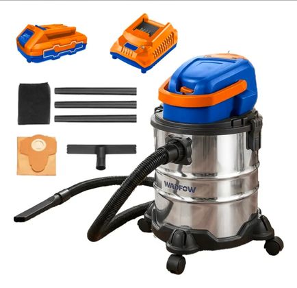 Aspiradora para sólidos y líquidos de color naranja y azul con accesorios y manguera sobre fondo blanco.
