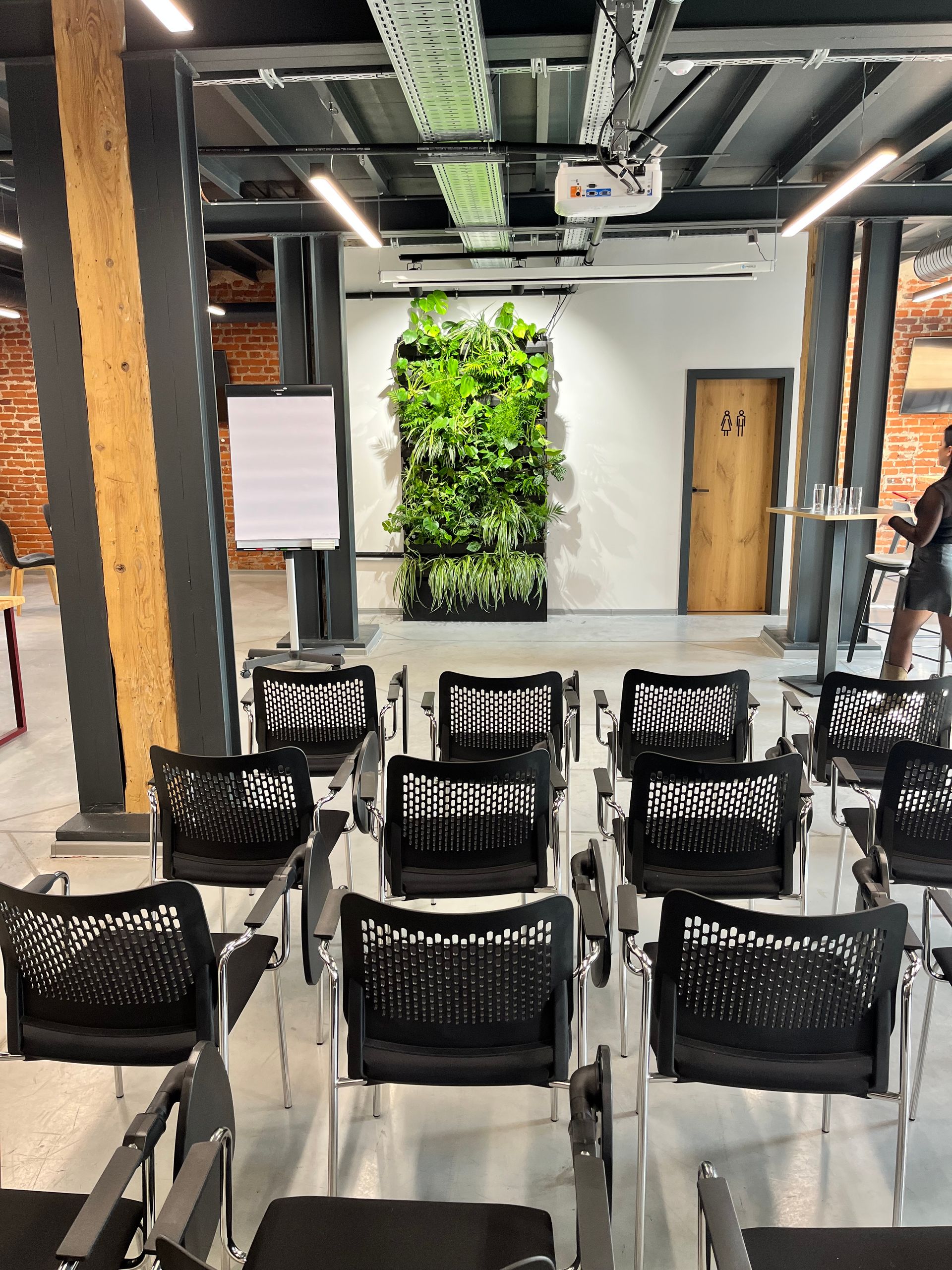 Zelená interiérová stena, Fabrika 48, Košice