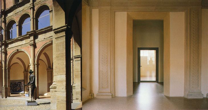 Vista divisa tra un cortile ad arco e un corridoio interno luminoso e vuoto con una porta oltre.