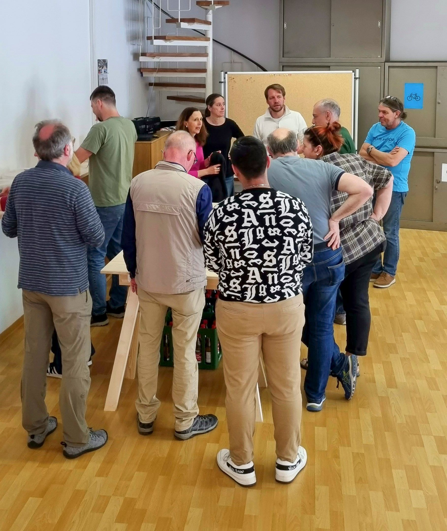 Eine Gruppe Personen bei einer Konferenz