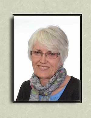 Une photo d'une femme portant des lunettes et un foulard