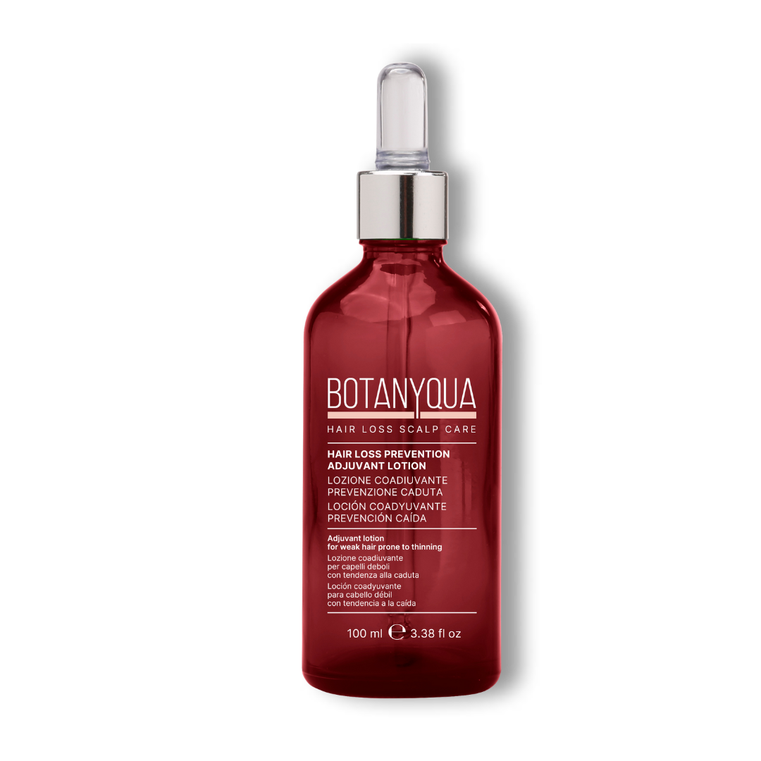 Una bottiglia di vetro rosso di siero per capelli Botanyqua con tappo contagocce su sfondo bianco.