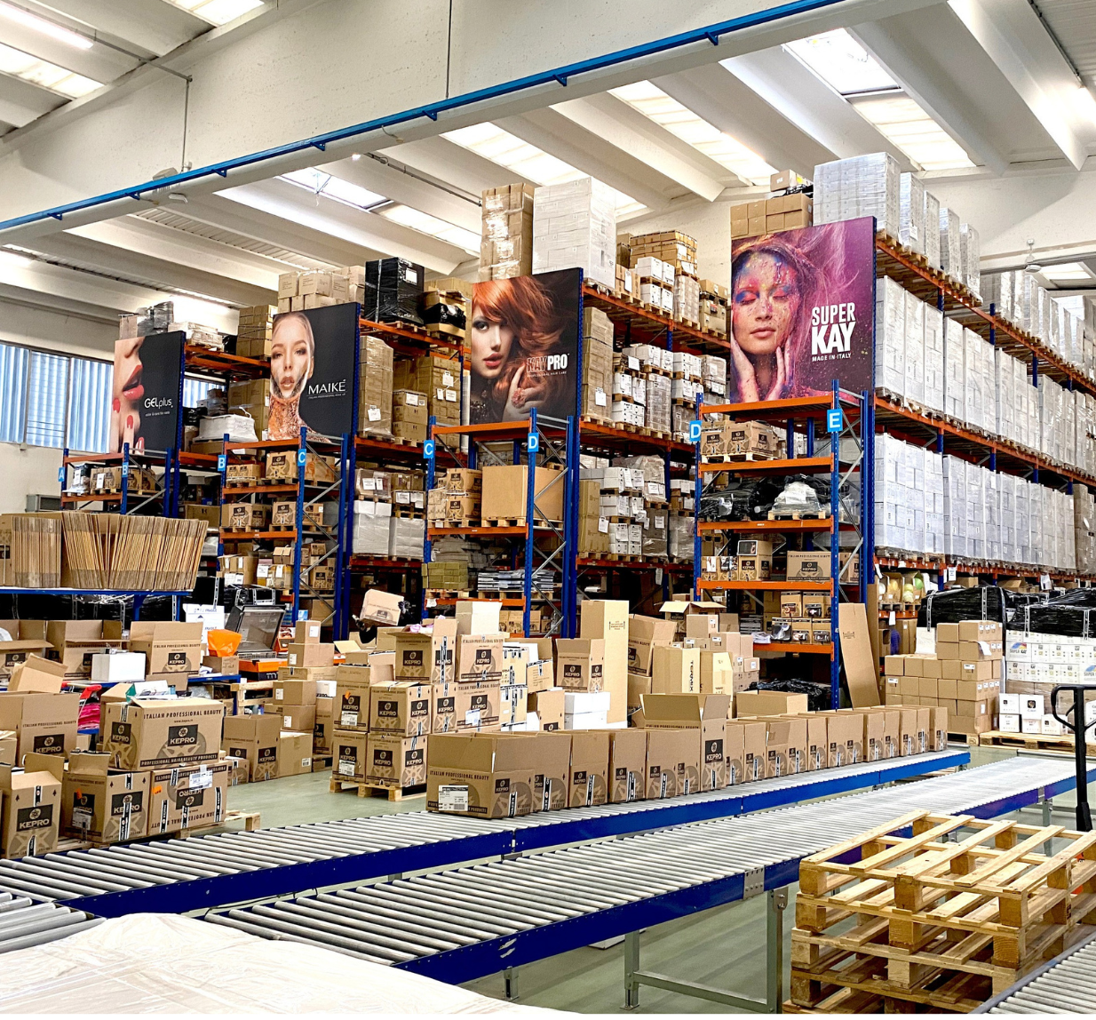 Un grande magazzino industriale caratterizzato da alte scaffalature