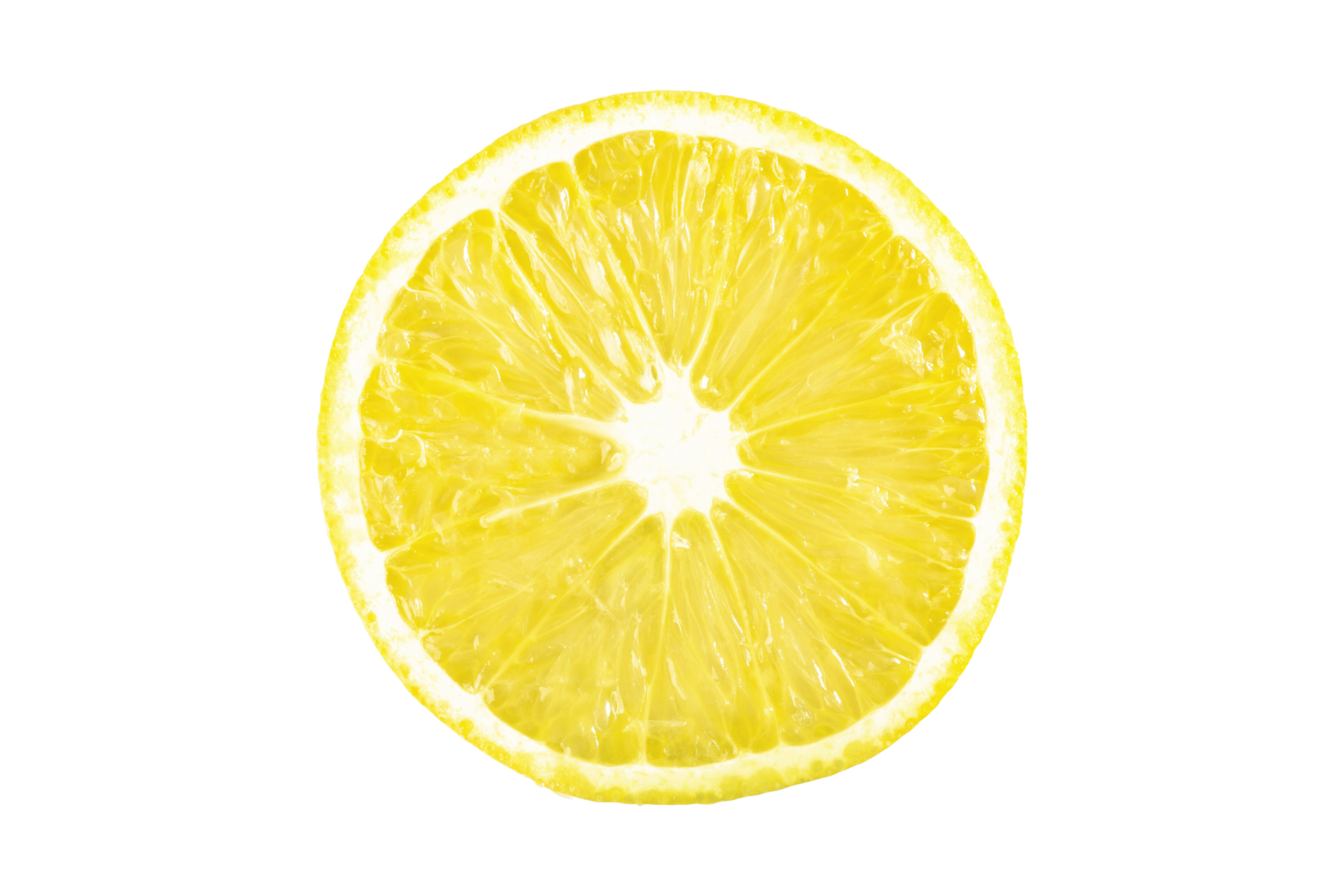Una fetta di limone giallo brillante al centro di uno sfondo bianco.