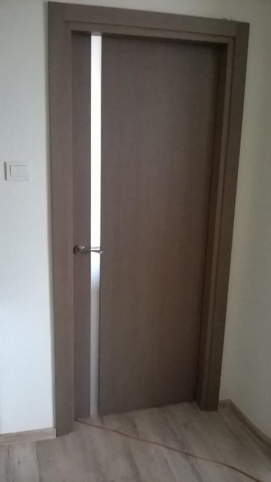 Rudos durys su nerūdijančio plieno rankena