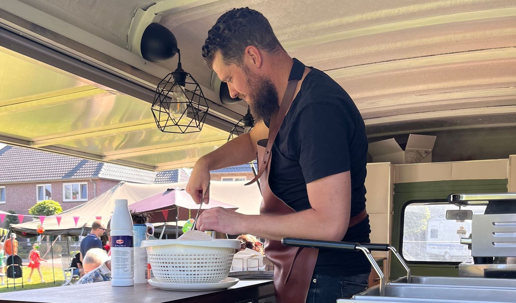 Foodtruck eigenaar aan het werk