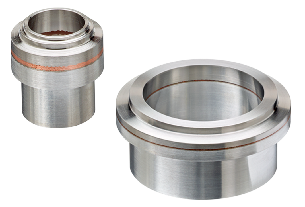 One tube fitting and one pipe fitting in bimetal Al-SS are cylinder shaped with larger diameter end faces.