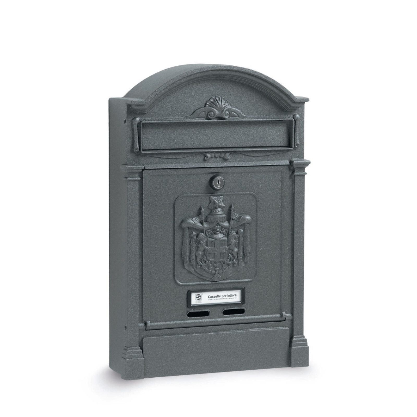 Cassetta postale da parete in metallo grigio decorato, con stemma decorativo e parte superiore arcuata.