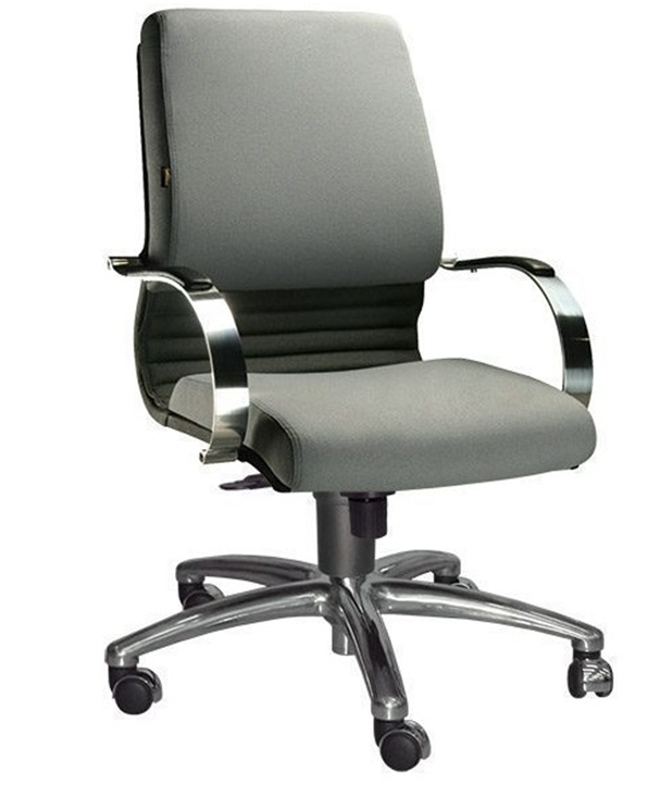 Cadeira-Giratória-Diretor-Cromada-Assento-E-Encosto-Formato-Concha-Revestimento-Courvin-Apoio-De-Braço-Cromado-Com-Apoio-Emborrachado-Estrutura-Da-Cadeira-De-Aluminio-Suporta-Até-120-kg