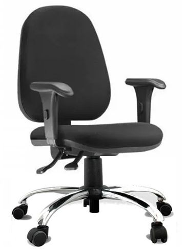 Cadeira_Giratória_Modelo_Diretor_Com_Encosto_Mais_Alto_Com_Mecanismo_Back_System_Para_Regulagem_Do_Encosto_E_Revestimento_Na_Cor_Preta_Com_Apoio_De_Braço_Com_Regulagem_De_Altura_Estrutura_Cromada_Com_Rodinhas_Em_Polipropileno