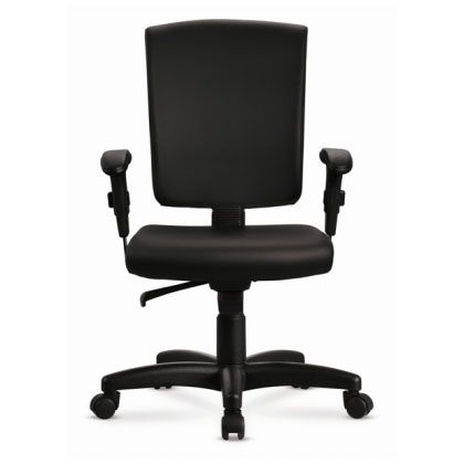 Cadeira_Giratória_Fraque_Diretor_Com_Mecanismo_Back_System_Para_Regulagem_Do_Encosto_E_Revestimento_Cor_Preta_Com_Apoio_De_Braço_Com_Regulagem_De_Altura_Estrutura_Da_Cadeira_Preta_Suporta_Até_120kg