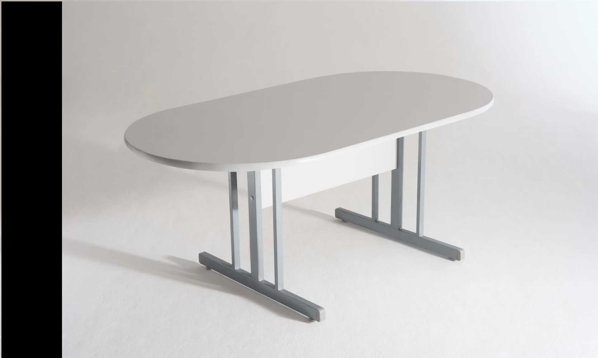 Mesa-De-Reunião-Oval-Para-4-A-6-Pessoas-Tampo-Em-MDF-Na-Cor-Cinza-Cristal-Base-De-Ferro-Designer-Exclusiva-Na-Cor-Cinza-Com-Sapata-Niveladora-De-Altura