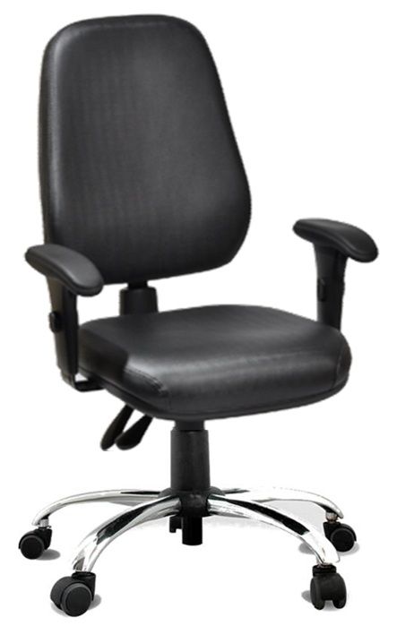 Cadeira_Giratória_Diretor_Com_Encosto_Mais_Alto_Com_Mecanismo_Back_System_Para_Regulagem_Do_Encosto_E_Revestimento_Na_Cor_Preta_Com_Apoio_De_Braço_Com_Regulagem_De_Altura_Estrutura_Cromada_Suporta_Até_120kg