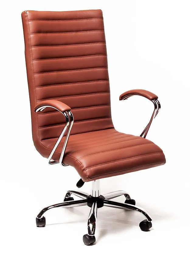 Cadeira-De-Escritório-Giratória-Modelo-Presidente-Formato-Concha-Com-Costura-Em-Alto-Relevo-Na-Horizontal-Revestimento-Factor-Marron-Com-Apoio-De-Braço-Fixo-Emborrachado-Cromado-Estrutura-Da-Cadeira-Cromada-Suporta-Até-120-kg