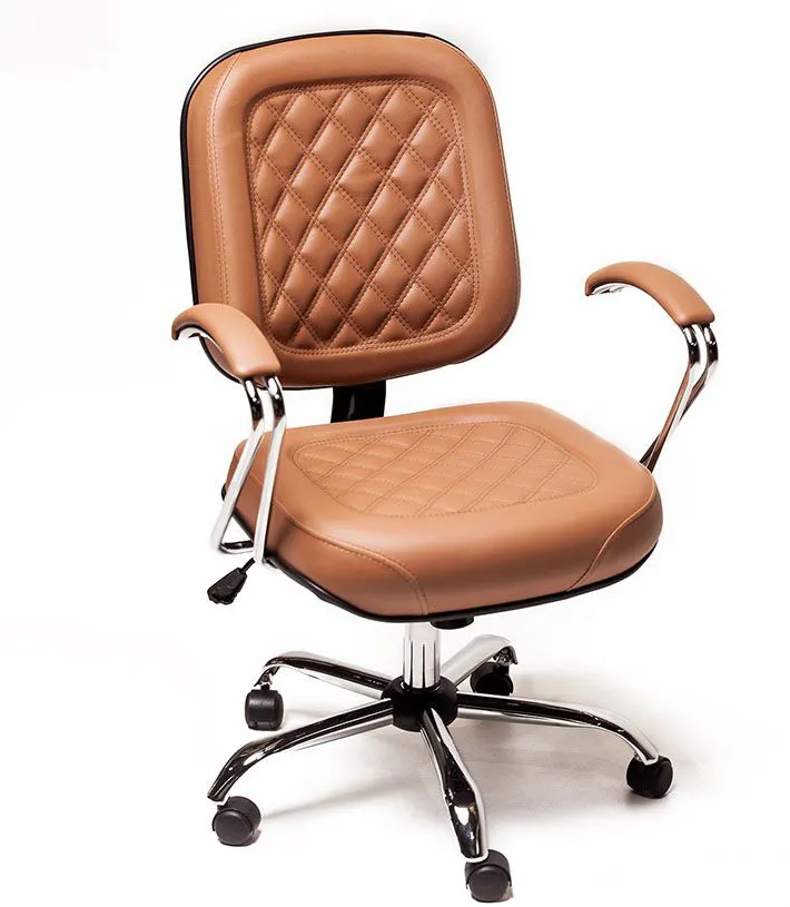 Cadeira-Para-Escritório-Giratória-Diretor-Com-Encosto-Fixo-Com-Costura-Em-Alto-Relevo-Revestimento-Na-Cor-Marron-Com-Apoio-De-Braço-Fixo-Modelo-Premium-Cromado-E-Apoio-Emborrachado-Estrutura-Da-Cadeira-Cromada-Com-Rodinhas-Em-Polipropileno