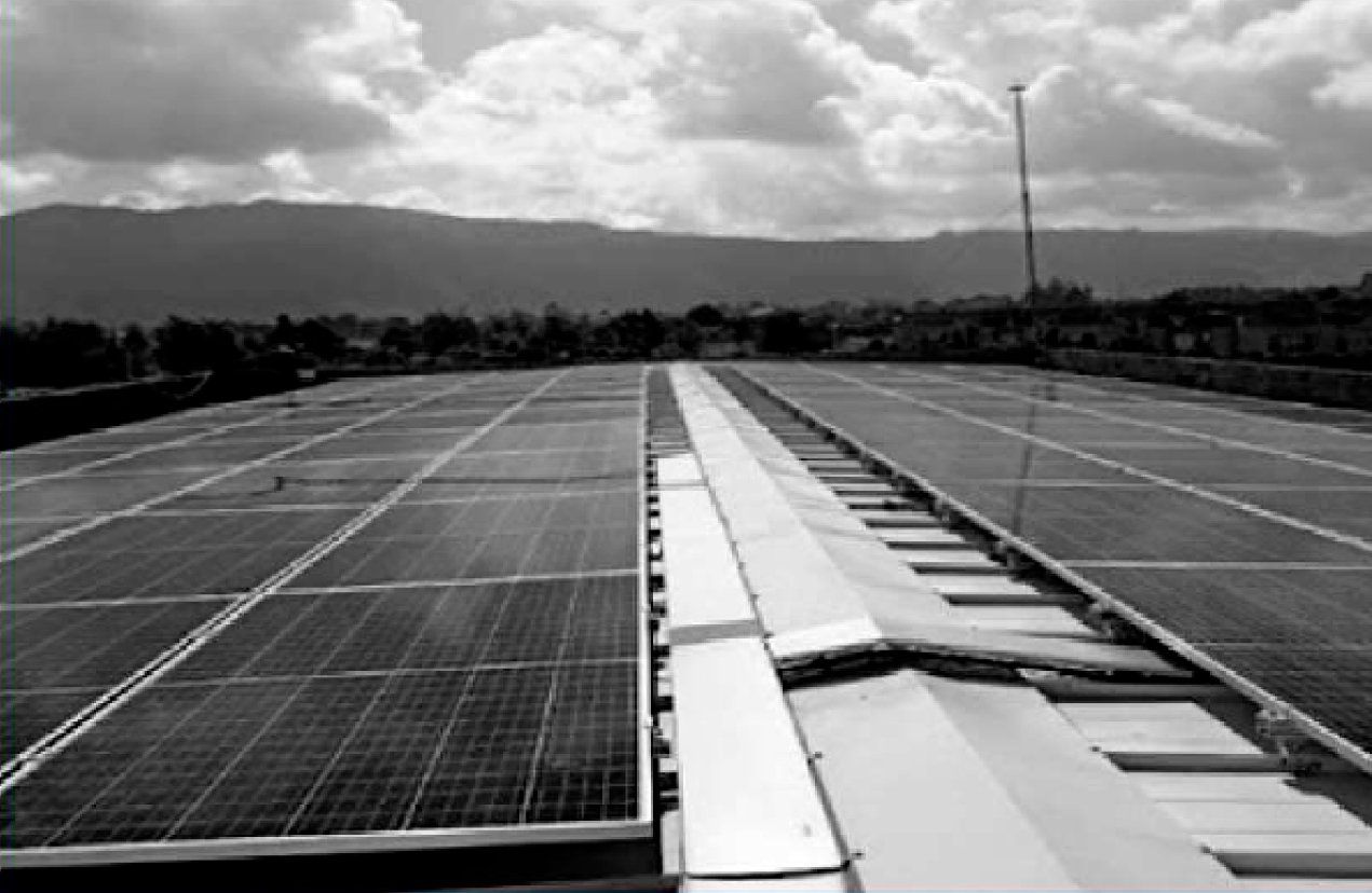 Una fotografía en blanco y negro de un techo con paneles solares.