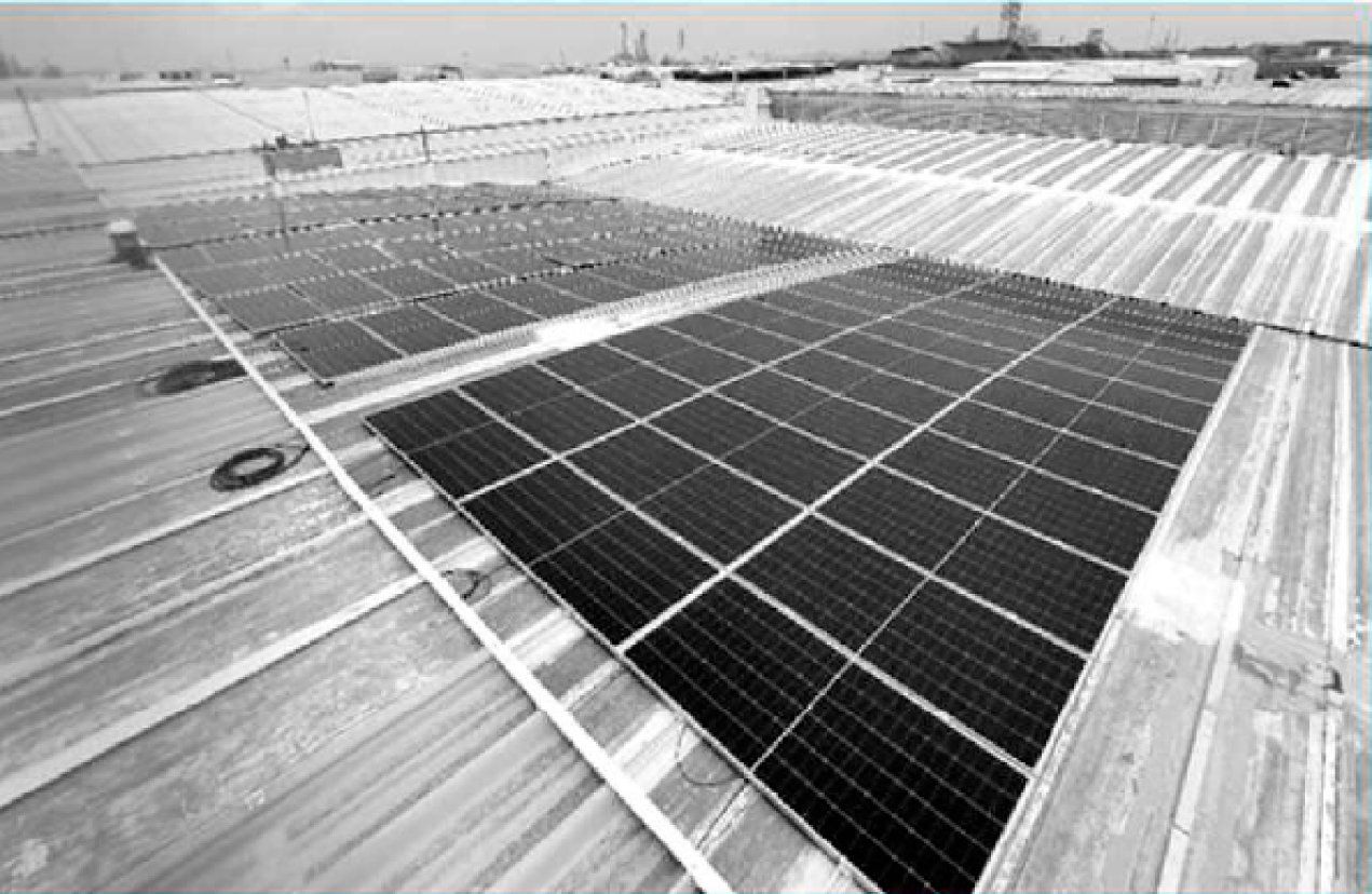 Una fotografía en blanco y negro de un techo con paneles solares.