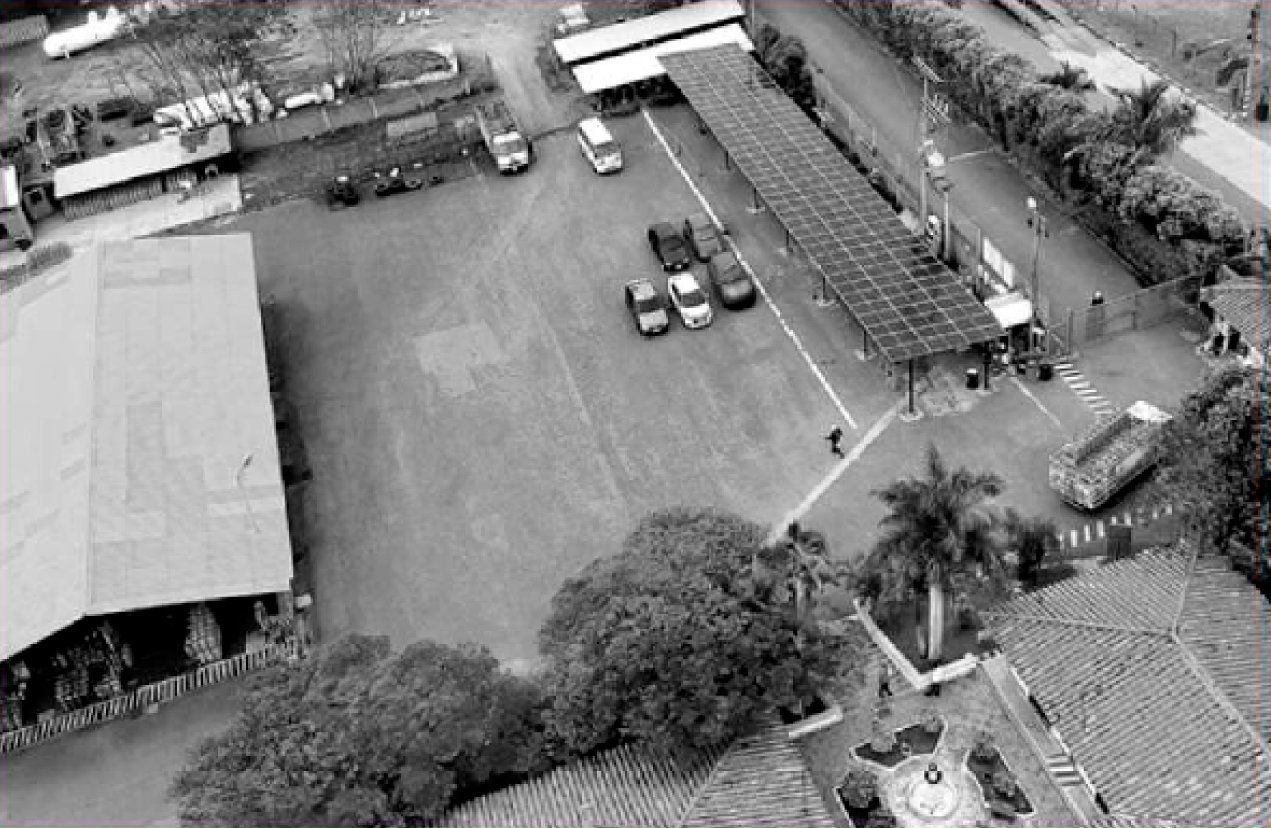 Una vista aérea de un estacionamiento con paneles solares en el techo.