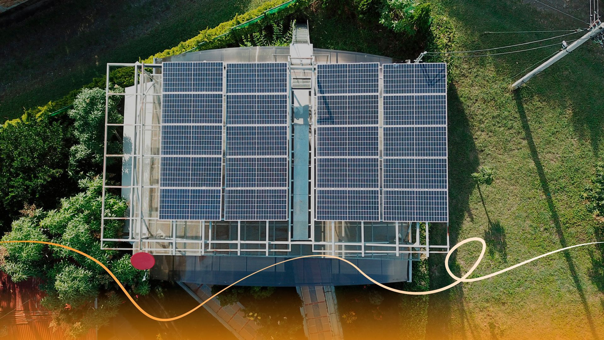 Vista aérea de sistema fotovoltaico residencial con paneles solares para electrificación rural y desarrollo sostenible