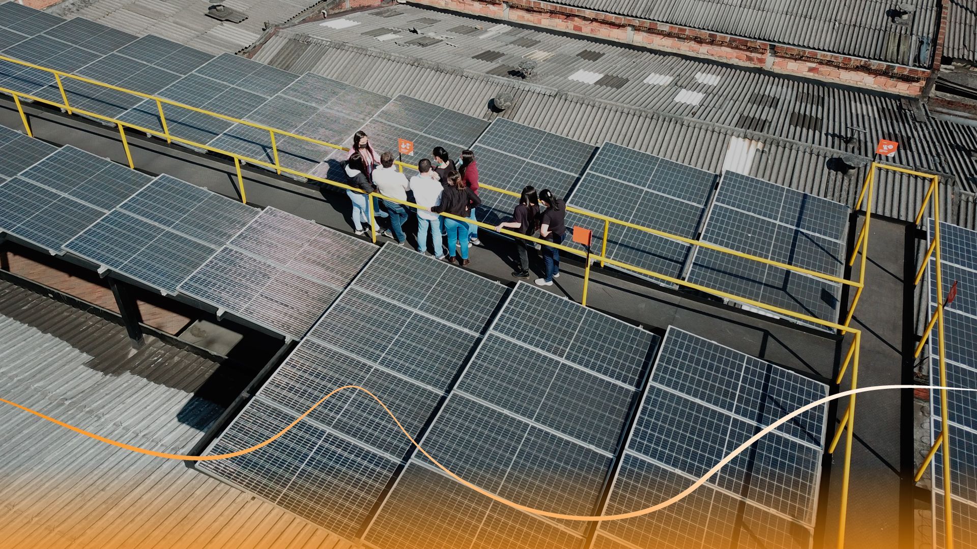 Una vista aérea de un gran edificio con paneles solares en el techo.