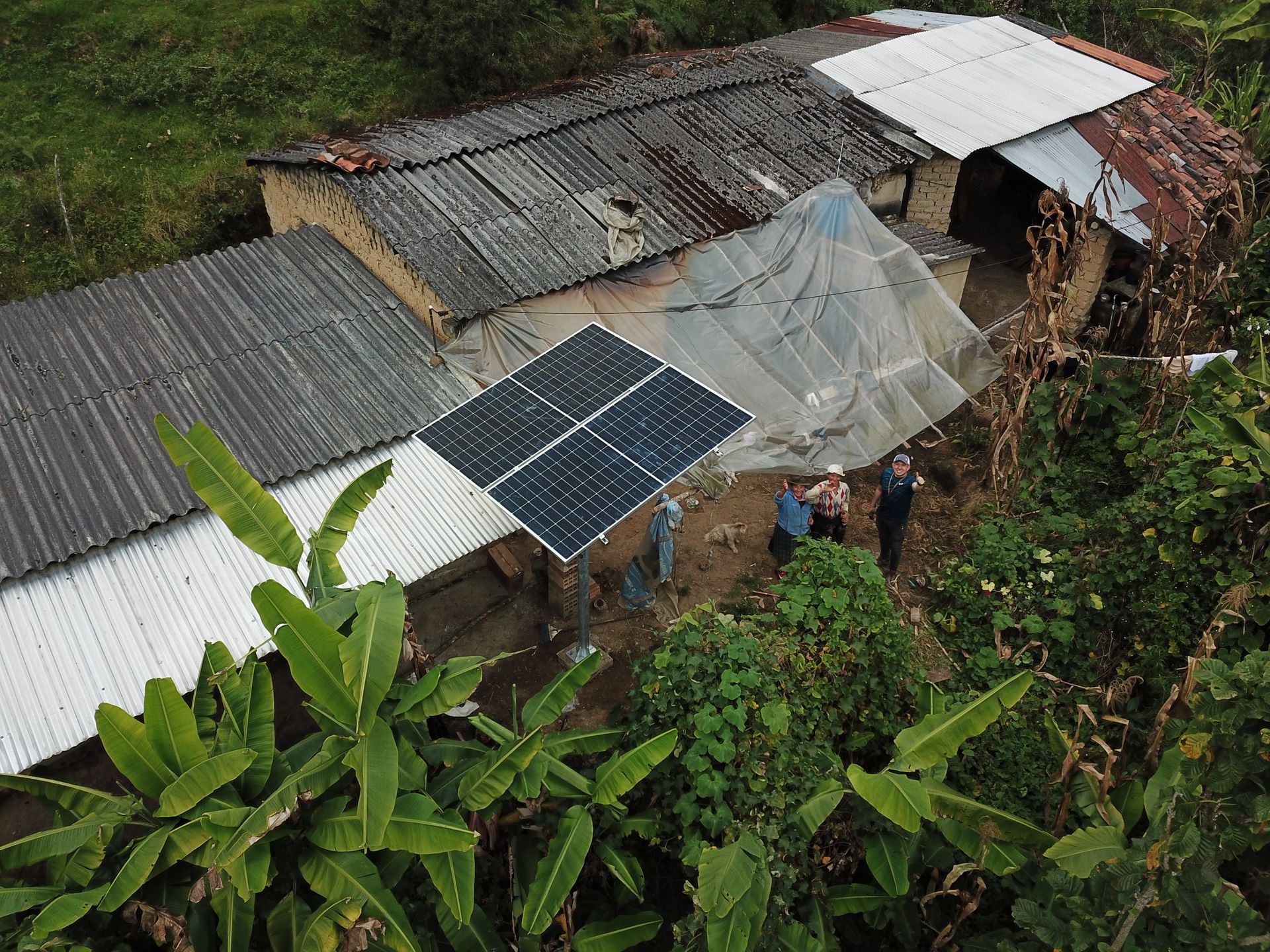 Paneles solares instalados en vivienda campesina que permiten generar energía limpia