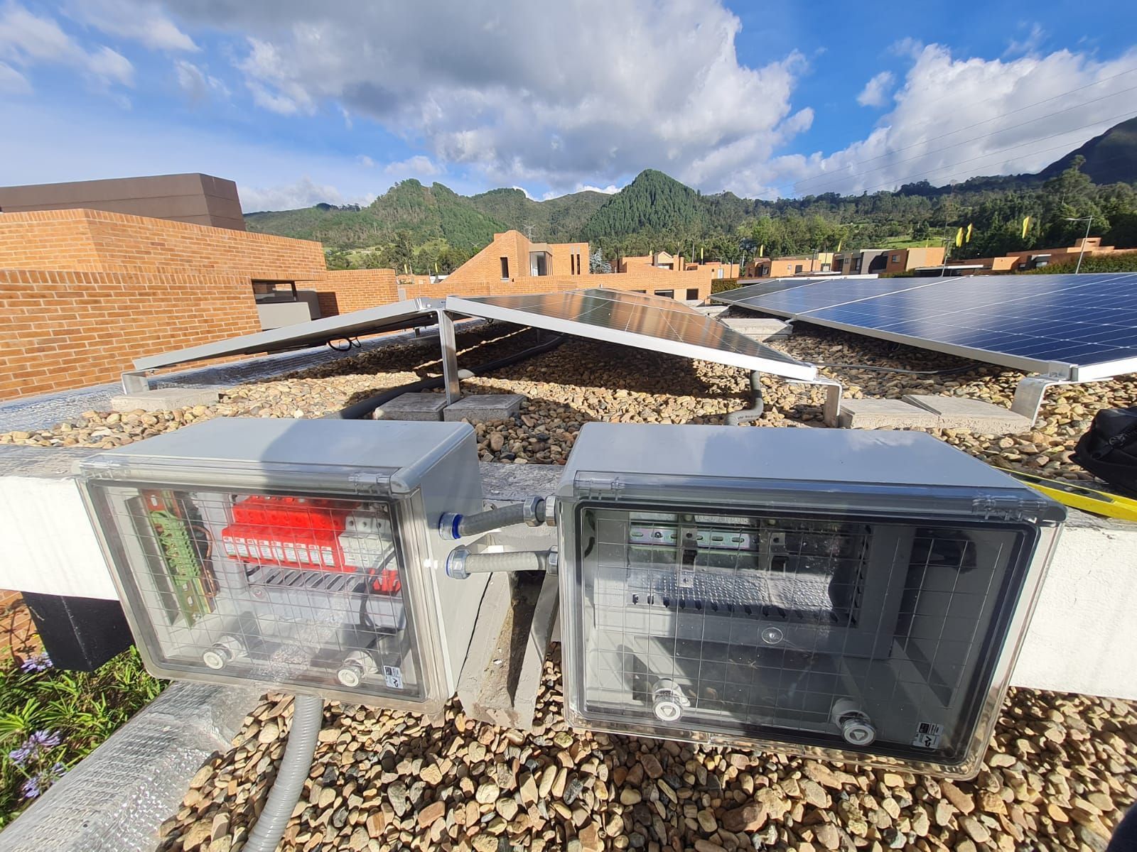 Banco de baterías e inversores para sistema solar fotovoltaico 