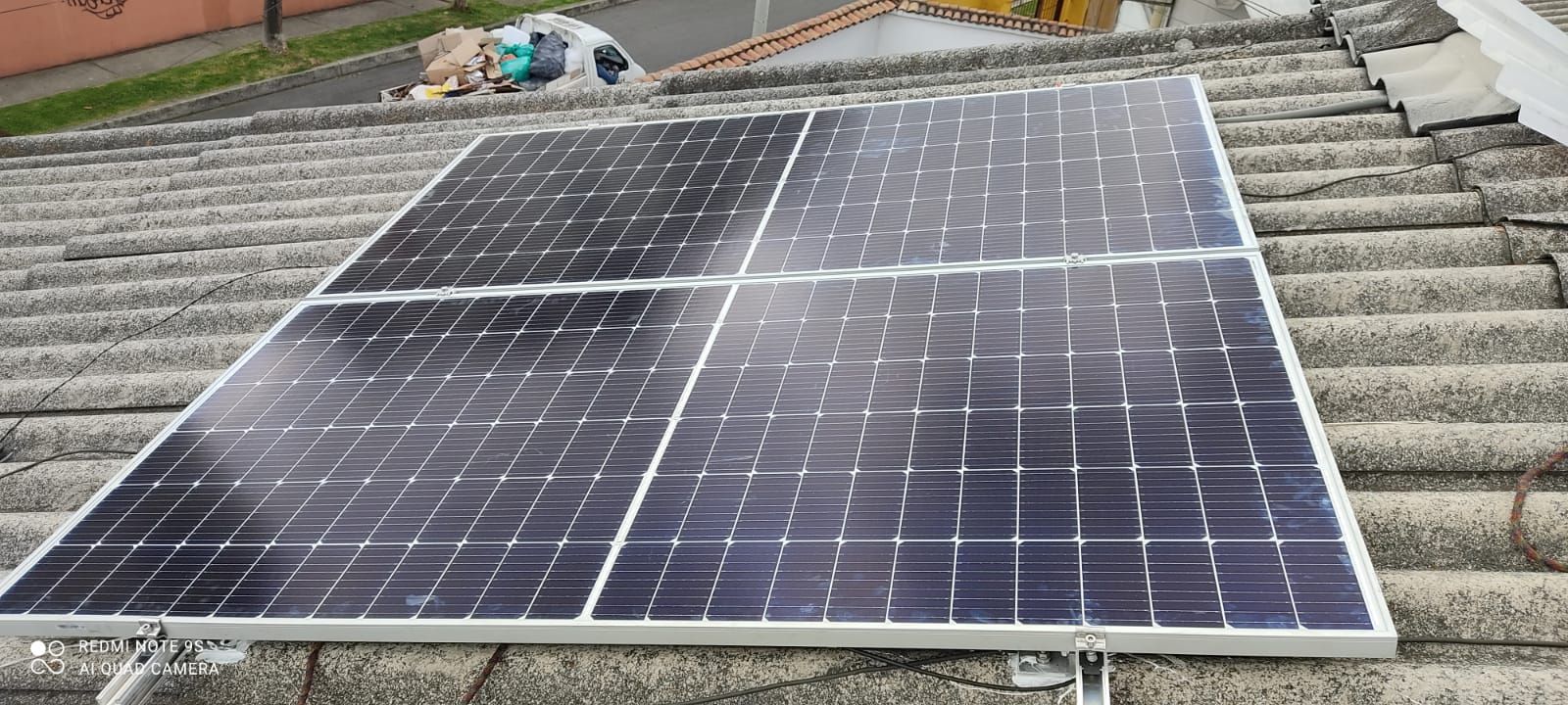 Un panel solar está situado encima de un techo.