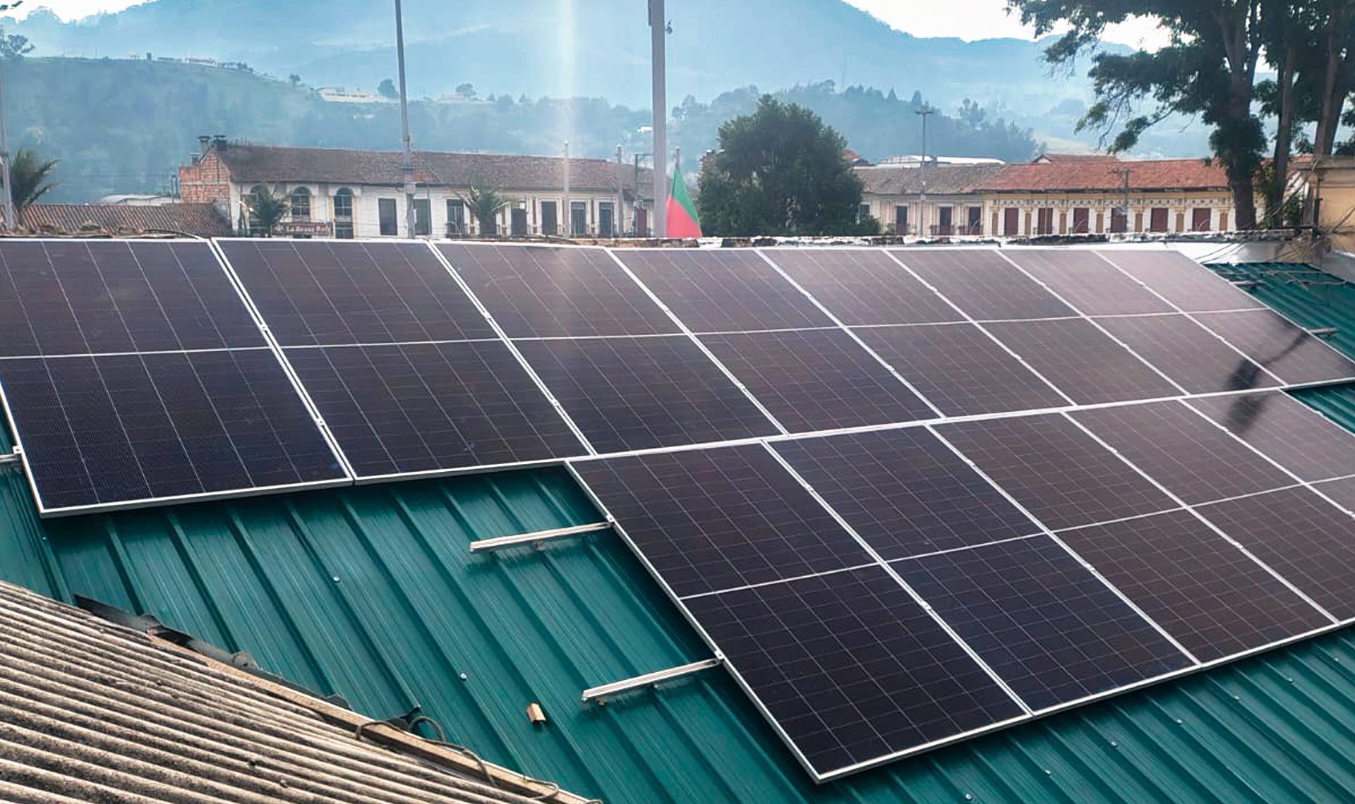 Paneles solares energia fotovoltaica sobre techo