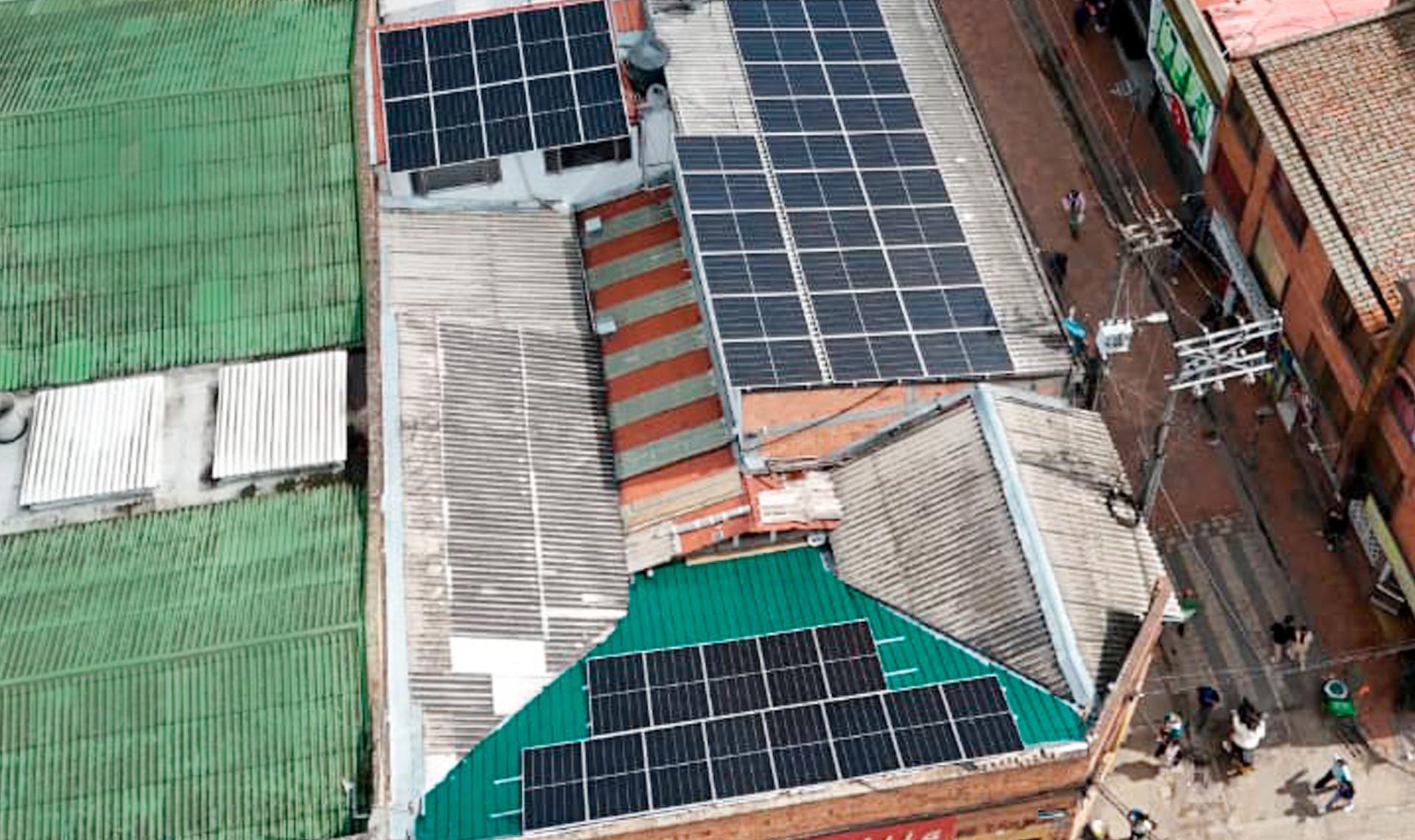 Paneles solares energia fotovoltaica sobre techo de empresa