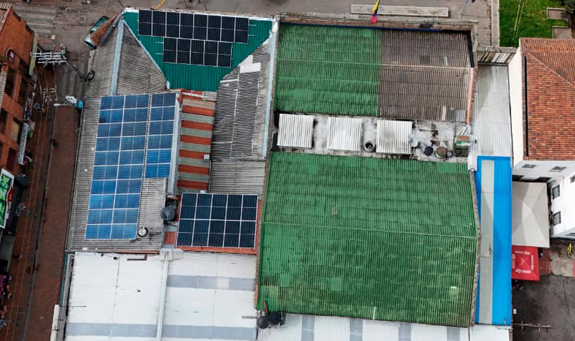 Paneles solares sobre techo en empresa