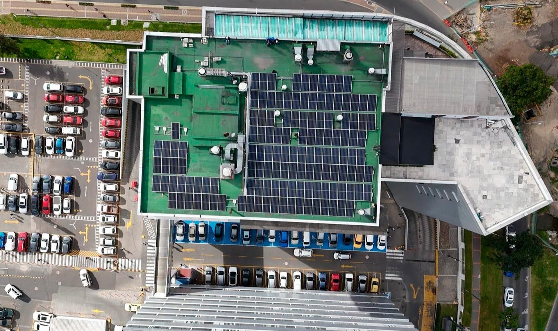 Una vista aérea de un edificio con paneles solares en el techo.