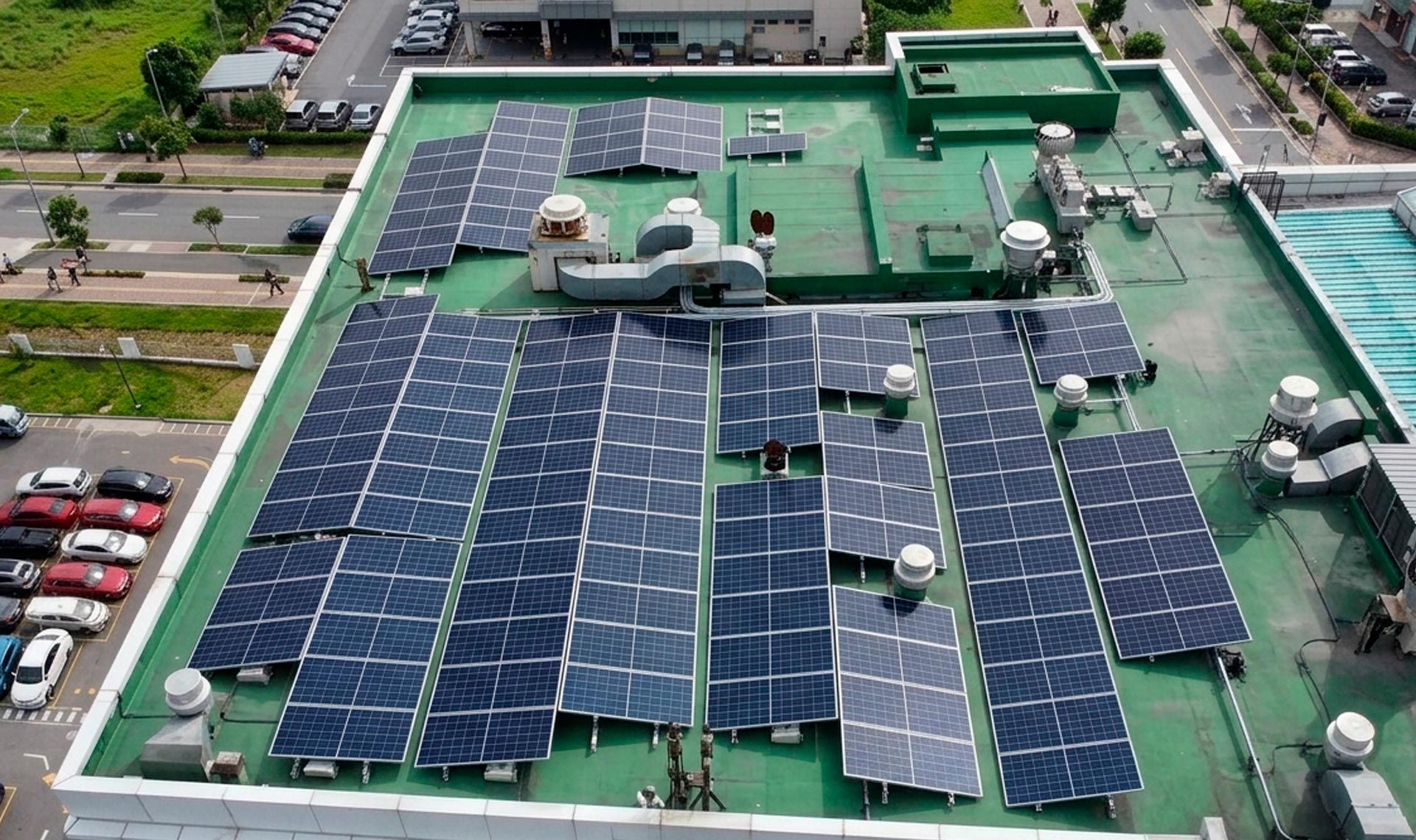 Una vista aérea de un edificio con paneles solares en el techo.